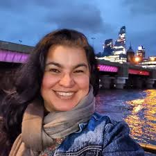 Acho bacana, mas não compro nada pra ng... sempre trago uma lembrancinhas  pra mim ....pra guardar de recordação