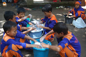 Pohon sirsak bisa tumbuh di ketinggian 1000 mdpl, tinggi pohonnya bisa mencapai 9 meter. Mencuci Pakaian Sekolah Alam Jogja