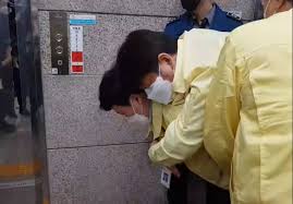 «확진자 7천명 나와 위기 빠졌던 대구 시민들 구해준 의료진에 '큰절' 올린 권영진 대구시장 #대구 #권영진. ì†ë³´ ê¶Œì˜ì§„ ëŒ€êµ¬ì‹œìž¥ ì‹¤ì‹  ëŒ€êµ¬ì‹œì˜íšŒ ë³¸íšŒì˜ ì§í›„ ë§¤ì¼ì‹ ë¬¸