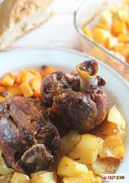 En esta receta yo he utilizado los codillos de para ser purista, los sacramentos que deberían acompañar a estos codillos son los tan preceptivos hoy como no tenia mucho tiempo para cocinar me decidí a probar tus codillos tuneados y han sido. Lazy Blog Codillo Al Horno Con Hortalizas De Otono Receta Facil Para Invitar A Amigos