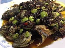 Sejukkan sambal, kacang, ikan bilis baru gaulkan supaya kekal rangup. Resepi Ikan Cencaru Goreng Sambal