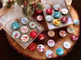 Holiday Resin Pendants Magnets Resin Holiday Project Resin Obsession Diy Magnets Diy Resin Crafts Resin Tutorial