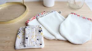 Comment Realiser Des Gants Lavables Diy Comment Coudre Des Gants Demaquillants Avec Un Tissu Micro En 2020 Gant Demaquillant Tissu Bambou Coton Demaquillant Lavable