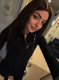 Arina numără zilele între chimioterapii, între spital și casă. Este  obosită. Trupul ei resimte fiecare cură, fiecare pauză scurtă, fiecare  revenire. În timpul tratamentelor îi este mai greu, după… încearcă să-și  adune