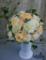 Bouquet De Mariee Champetre Chic Blanc Et Saumon Roses Dalhias Roses Branchues Oeillets Germinis Bouquet Mariee Champetre Deco Mariage Jute Fleurs Mariage