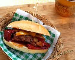 Un panino fresco e leggero, grazie al mix di zucchine e lattughino, entrambi molto ricchi d'acqua, ma la fesa di tacchino è uno degli affettati più magri e allo stesso tempo più nutrienti e sazianti, per. Panino Con Salsiccia E Peperoni Salsiccia E Peperoni Salsiccia Salsiccia Di Tacchino