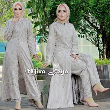 Model ini banyak di kenakan oleh banyak orang. 20 Koleski Terbaru Model Baju Brokat Pakai Celana Maria Space