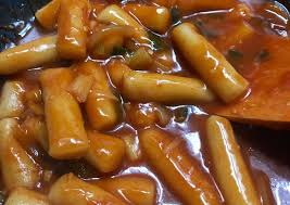 Sajikan tteokbokki dengan tambahan keju mozzarella di atasnya agar makin nikmat. Cara Memasak Kue Beras Korea Tteokbokki Simpel