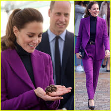 Kate middleton ist die frau des britischen thronfolgers prinz william und eine. Duchess Kate Middleton Handles A Tarantula Doesn T Seem Phased At All 1news