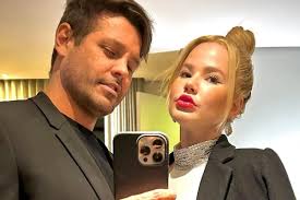 Helô Pinheiro posa com vestido que usou no casamento há 55 anos