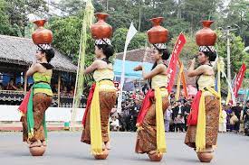 9 tarian tradisional dari sumatera barat yang harus dipertahankan dengan gambar penari. Tari Buyung Dari Jawa Barat Penari Tarian Indonesia