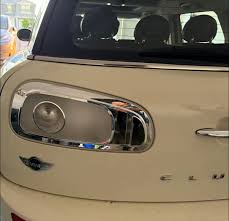 Is it normal for 2013 Mini Clubman to have reverse light only on the right  side?