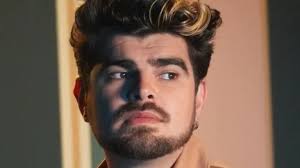 Jonathan Moly aborda las complejidades del amor con "Shein”