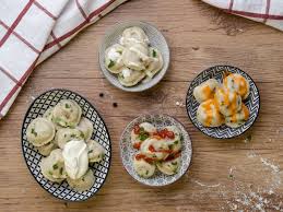 Das Schone An Pelmeni Ist Doch Dass Man Sie Mit Jeder Beilage Und Sosse Essen Kann Es Schmeckt Immer Da Die Geschm Beilagen Pelmeni Rezept Lebensmittel Essen