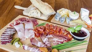 Planche De Charcuterie Et Fromages Pour 4 Personnes Aperocheers Fromage Charcuterie Repas Sans Cuisson
