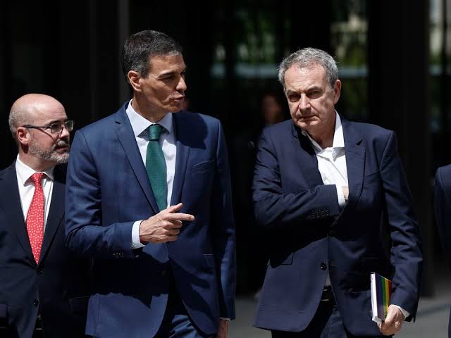 El silencio de Sánchez y los papeles 'maduros' de Zapatero