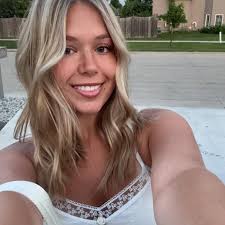 Hi, my name is Abby Schafer and I am 100% committed to UND. I am from Grand  Forks ND, majoring in nursing. Some things I love to do is hangout with  friends,