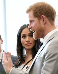 Meghan est enceinte de huit mois et il est dit que son élégance rappelle celle de jacqueline kennedy car elle est coiffée d'un petit chapeau blanc assorti à sa par contre, harry a maigri. Meghan Markle Enceinte De Jumeaux Une Nouvelle Preuve Seme Le Doute Elle
