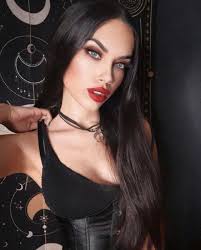 Mildly goth today 🌙 : r/GothGirls