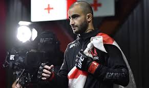 Chikadze will typically throw a left kick to the head, drawing his opponent's attention and guard up. Giga Chikadze Verspricht Max Holloway Auszuschalten