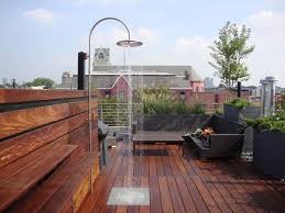 Aussendusche Stadtbalkon Dachterrasse Holzverkleidung Boden Terrassengestaltung Dachterrasse Gestalten Dachterrasse Ideen