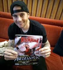 M Shadows M Shadows Matt Shadows A7x Korn performing falling away from me with m.shadows of avenged sevenfold at download festival 2006, this is the best rip of the event available.