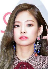 These Seventeen Female K Pop Idols All Have Gorgeous Piercings It Ll Make You Want To Get One Too Blackpink Jennie Piercings Kpop Earrings