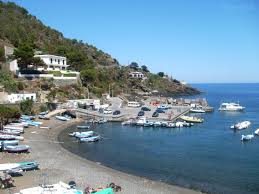 Benvenuti nella perla nera del mediterraneo.situata a 36 miglia da palermo, ustica è la più antica isola vulcanica di sicilia, essendo nata oltre mezzo milione di anni fa, ben prima delle eolie. Diving A Ustica Il Nostro Weekend Siciliano Profumo Di Follia Travel Blog