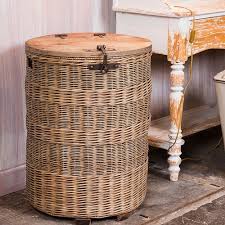 Panier A Linge Rond En Rotin Couvercle Bois Et Poignee Metal Chehoma Decoclico Bon Shopping Com Decor Home Decor Chic Design