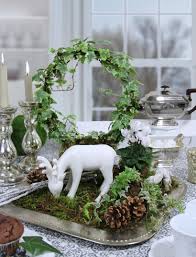 Herbstliche Tischdekoration Mit Hirsch Moos Und Alpenveilchen Tischdecke Von Sander Herbstliche Tischdekorationen Deko Herbst Deko