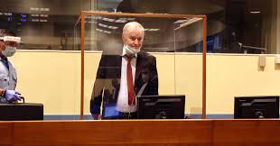 Savaş suçundan tutuklanan bosnalı sırpların eski komutanı ratko mladiç, lahey'de eski yugoslavya için kurulan savaş suçları mahkemesinde ilk kez hakim. 7o Qpavoungqfm