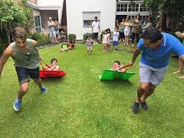 Una kermés (también kermesse o quermés) (del neerlandés medio kerkmis, compuesto de kerk, iglesia, y mis, misa, festival de iglesia) es una fiesta popular, generalmente barrial o de vecindario, que incluye puestos de juegos de destreza, juegos mecánicos, puestos de comida y bebida. Juegos De Kermesse Para Ninos De 3 A 5 Anos Tengo Un Juego