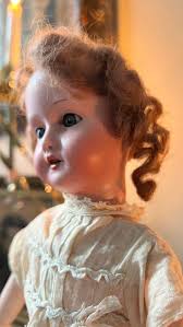 1900s Antike 14-Zoll-Kopf-Puppe aus Holz, brünett, weißer Kopf, weißes  Kleid