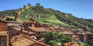 Casa rural el pitañar, es un alojamiento de una sola planta, que dispone de tres dormitorios, dos baños, cocina y amplio salón comedor con chimenea. Casas Rurales Teruel Solo Alojamientos Oficiales