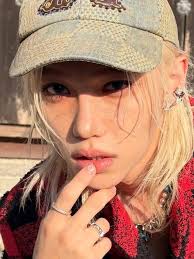 Mi piace FELIX che indossa abiti Louis Vuitton che compaiono ovunque, dagli  aeroporti agli show di varietà e anche nei MV, è davvero bello e lussuoso,  Felix brilla sempre con gli outfit