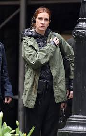 Ironically, the film gets loose and meanders just as it should be reaching a tight, tense climax. Julia Roberts On The Set Of Money Monster In New York 04 19 2015 Hawtcelebs