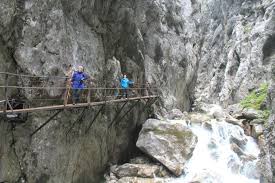It includes gorges up to 150 meters deep, countless waterfalls, huge rocks and chunks of ice, as well as winding paths, walkways, bridges and tunnels. Almen Und Berge Hollentalklamm