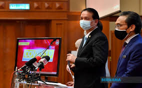 Borang dan dokumen urusan persaraan atas sebab kesihatan. Bernama Borang Persetujuan Suntikan Vaksin Yang Tular Bukan Borang Muktamad Dr Noor Hisham