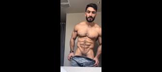 Muscle guy showing off to fake girl - ThisVid.com