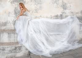 Pour les adeptes d'une robe de mariée dos nu, ce modèle de chez sezane a tout pour plaire. Robe De Mariee Pour Une Ceremonie Religieuse 5 Etapes Pour Bien La Choisir