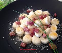 Questi gnocchetti di ricotta sono davvero molto delicati e scioglievoli al palato, si adattano a tantissimi sughi e soprattutto li trovo perfetti per i bambini. Gnocchi Di Ricotta Con Speck Saporiti E Deliziosamente Soffici