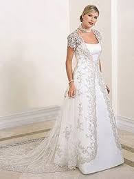 Éso no significa que si la boda comienza al final de la tarde, cuando aún hay luz, no puedas ponértelo. Vestidos De Novia Para Bodas De Oro Vestidos Bodas De Oro Vestidos De Novia Gorditas Bodas De Plata Vestidos