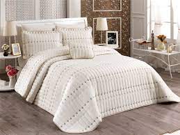 couvre lit brode motif coeurs couleur creme