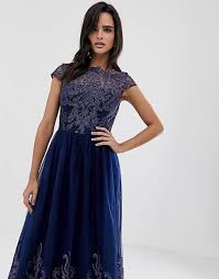 Guarda tutto, dai vestiti in pizzo e skater con fiori a perfetti vestiti midi petite, che rubano la scena in qualunque occasione. Chi Chi London Premium Vestito Lungo Da Cerimonia In Pizzo Blu Navy Con Ricami E Scollo Alla Bardot Asos