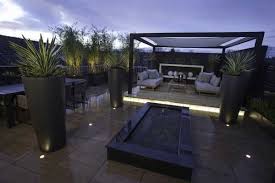 Het Eindresultaat Van De New York Chique Tuin In Eigen Huis Tuin Grondspot Hyve Is Verwerkt In Het Terras En Tuinspot Sco Tuin Tuin Jaren 30 Tuinverlichting