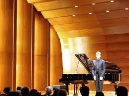 Some more impressions from Hamburg last week: 1. @laeiszhalle 2. Grainy  audience photo👀 3. Brahms presiding over the scene🎅 #concert #hamburg  #brahms #pianist #pianoconcert #ontour #germany #reedtetzloff