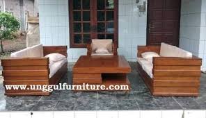 Konsep inilah yang menjadikan rumah anda terlihat antik dan kembali kemodel kuno yang anda bisa mengaplikasikan tentang kehidupan modern kedalam kehidupan nenek moyang kita dahulu. Kursi Tamu Jati Minimalis Modern Kursi Minimalis Modern