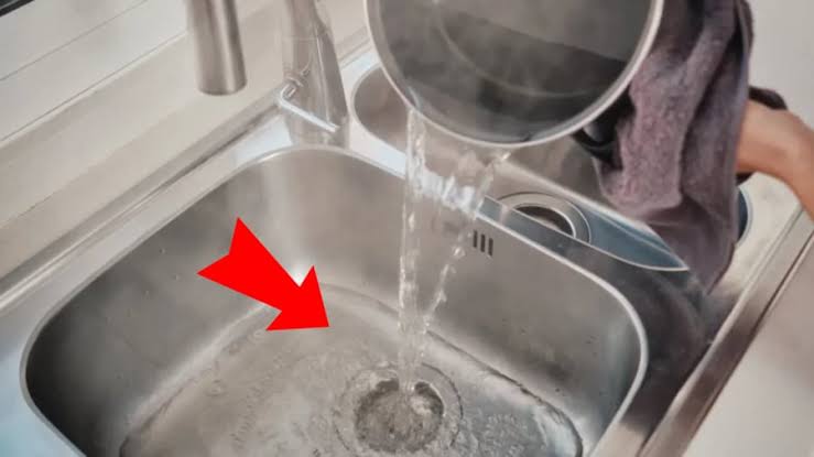 Đừng tưởng đổ nước nóng vào bồn rửa bát sạch dầu mỡ, thông tắc cống: 99%  người làm sai