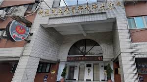 板橋某國中驚傳學生確診 2班級54人緊急停課 2021/05/14 07:28 東森新聞責任編輯 陳珊珊 字級： 字 字 中央流行疫情指揮中心昨（13）日公布新增13例本土個案，確診者足跡遍及全台各地，引發人心惶惶。 4hx3qynnaugd8m