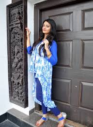 Beauty Galore HD : Nikitha Narayan In Blue Jeans Photoshoot In The Park
